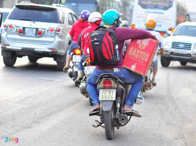 Những người ở các tỉnh lân cận như Bà Rịa - Vũng Tàu, Bình Thuận, Lâm Đồng... sử dụng xe máy làm phương tiện về quê. Về quê bằng xe khách nhanh hơn, đỡ bụi bẩn nhưng nghĩ đến cảnh nhồi nhét, tăng giá vé là tôi sợ. Năm trước bị bác tài nhồi hai khách một ghế, không có không gian để xoay trở nên về đến nhà toàn thân đau nhức. Năm nay tôi quyết định chạy xe máy để chủ động thời gian và thoải mái, anh Trần Quốc Huy - ngụ huyện Tân Thành, Bà Rịa - Vũng Tàu nói. 