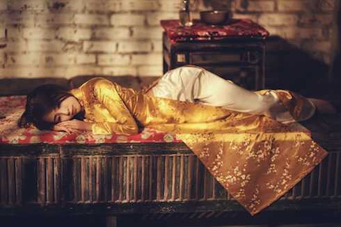 Quỳnh Nga khéo léo khoe đường cong sexy dù diện áo dài truyền thống.