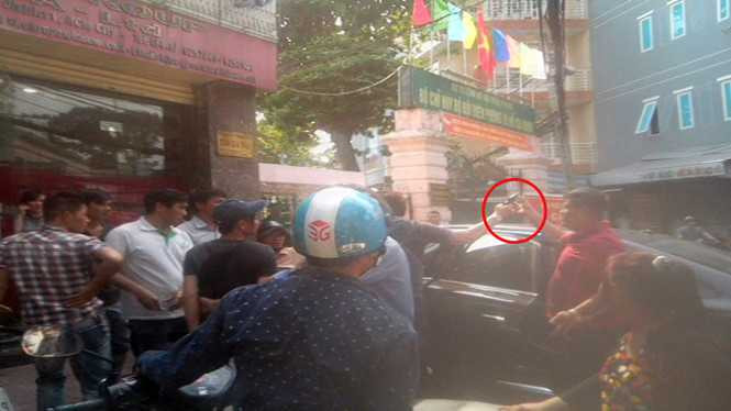Hình ảnh ghi qua clip cho thấy khi xô xát xảy ra, một người đàn ông ra <a href='https://vtcnews.vn/oto-xe-may.31.0.html' >ô tô</a> lấy khẩu súng đưa cho ông Hùng - Ảnh chụp lại clip