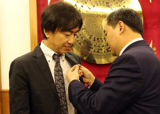 Thứ trưởng Lê Khánh Hải trao Kỷ niệm chương vì sự nghiệp VHTTDL cho HLV Toshiya Miura (ảnh: VFF)