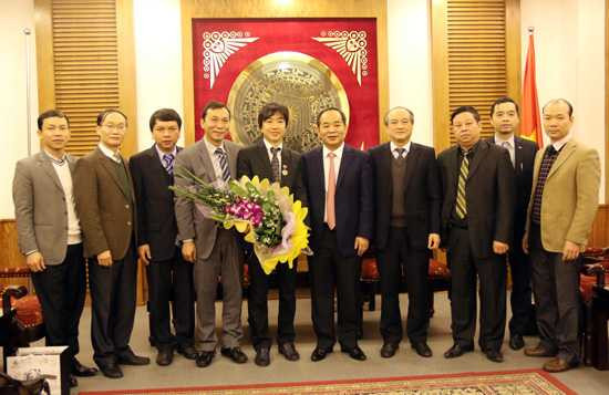 HLV Toshiya Miura chụp ảnh lưu niệm cùng lãnh đạo Bộ VH-TT-DL, Tổng cục TDTT và LĐBĐVN (ảnh: VFF)