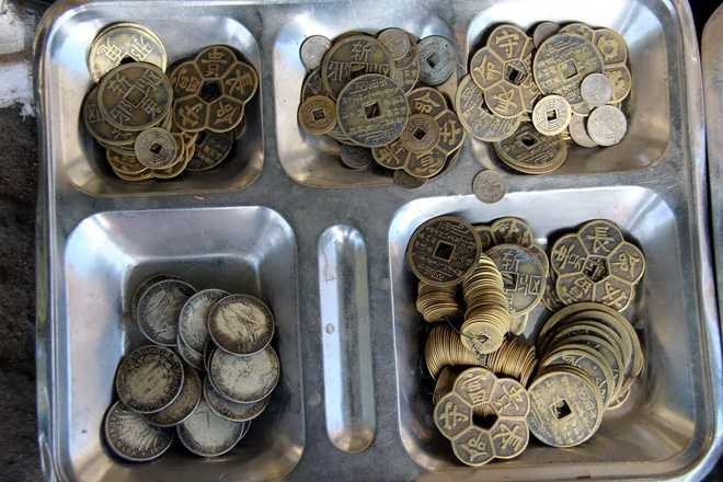 Những đồng tiền, xâu tiền mà người xưa sử dụng. Dù trải qua bao năm tháng, tiền xu cổ vẫn còn nguyên vẹn. Tùy theo niên đại và loại mà giá trị tiền đồng khác nhau.