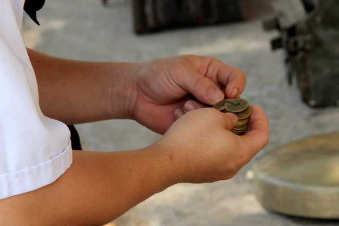 Thường người mua về nhà trong những ngày đầu năm mới để cầu may mắn, tiền tài. Chuẩn bị qua năm mới nên tôi đang kiếm xâu tiền để bên người hợp với tuổi của mình cho may mắn, nam thanh niên cho biết.