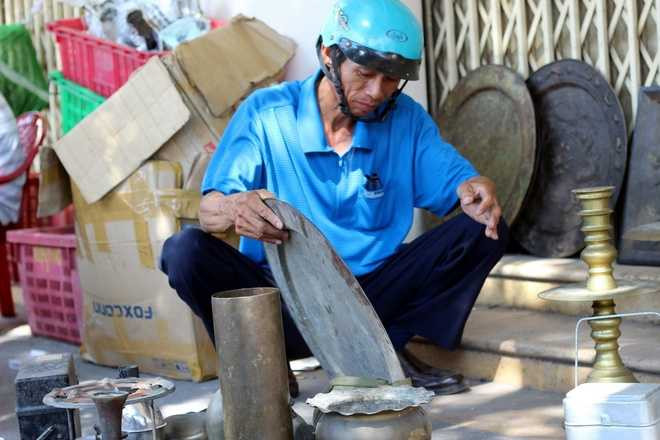 Mâm đồng, gang thu hút nhiều người chọn lựa. Ngoài những vật dụng tượng trưng mua về làm kỷ niệm, khách hàng thường ghé vào mua những thứ còn dùng được do nó bền mà những sản phẩm hiện đại không bằng, anh Minh, chủ cửa hàng nói.