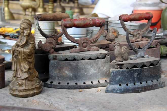 Bàn ủi con gà bằng gang - đồ vật người xưa hay dùng ủi áo quần, ép giấy... có giá khoảng 1,5 triệu đồng. Với bàn ủi con gà bằng đồng lạnh giá rất cao, có thể lên đến tiền tỷ, nhưng nó rất hiếm. Với loại đồ cổ này, có những thời gian người ta săn lùng nhiều lắm nhưng dạo này ít dần, một người chơi đồ cổ ở Biên Hòa cho biết