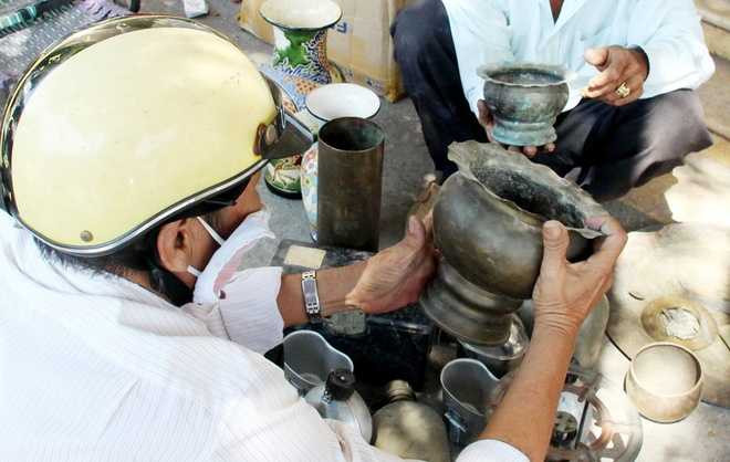 Lư đồng được làm bằng vỏ đạn thường được người dân sử dụng để các vật dụng như bánh, trái cây. Vật dụng này có độ tuổi chừng mấy chục năm. Khi mua bán người ta hay tính theo kim loại đồng, anh Lộc, một người chuyên sưu tập đồ cổ nói. 