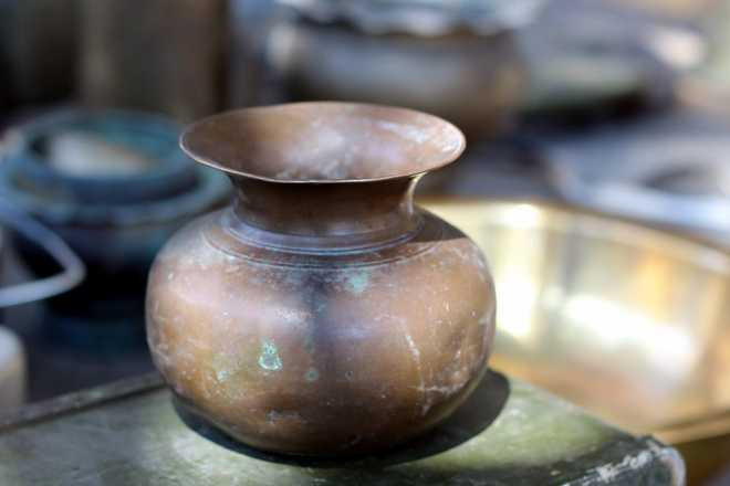 Cối giã trầu bằng đồng những phụ nữ xưa hay dùng. 