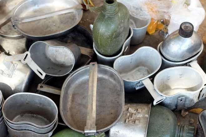 Phích nước, ca nhôm, bình tông dùng để đựng nước. Theo chủ hàng, do bày bán trên vỉa hè nên các món hàng rẻ hơn nhiều so với đồ cổ rao bán trên mạng. Chợ đồ cổ ở đây cũng không thường xuyên, bởi họ phải thay địa điểm để tìm kiếm khách. 