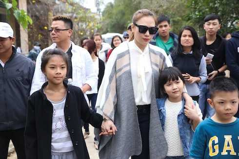 Mỹ Tâm xuất hiện trong bộ trang phục giản dị gồm áo sơ mi, quần jeans xanh và áo choàng len.