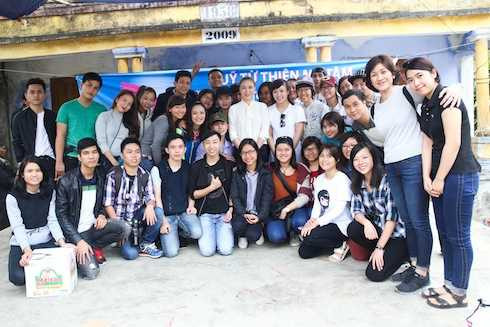  Cô chụp hình kỷ niệm với các tình nguyện viên.