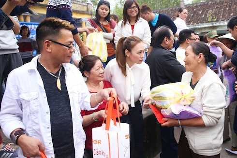 Dù đang bị cảm nhưng nữ ca sỹ vẫn nhiệt tình cùng đại gia đình và các tình nguyện viên cùng trao những món quà gồm phong bì lì xì, chảo chống dính Supor cùng các vật dụng thiết yếu cho dịp Tết như gạo, bột ngọt, dầu ăn, nước ngọt...