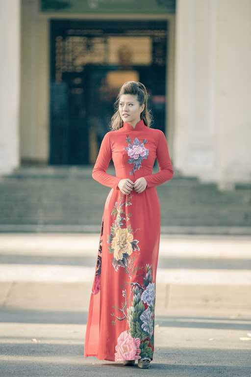 Nữ DJ Sài thành xinh đẹp khoe dáng chuẩn trong tà áo dài đón Xuân