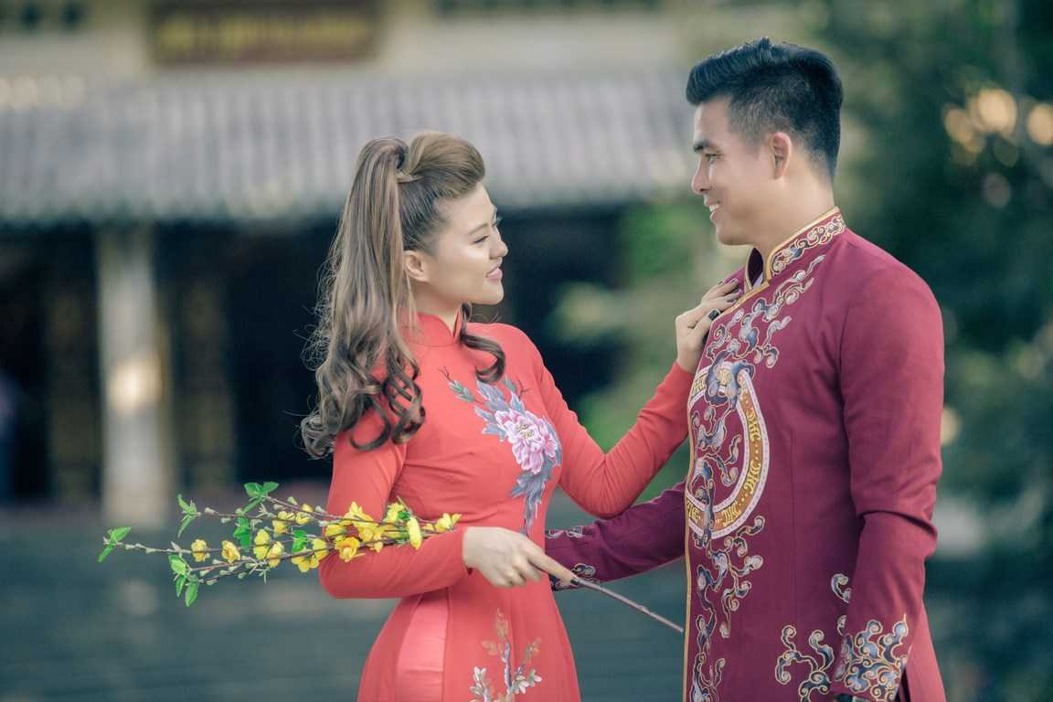 Nữ DJ Sài thành xinh đẹp khoe dáng chuẩn trong tà áo dài đón Xuân