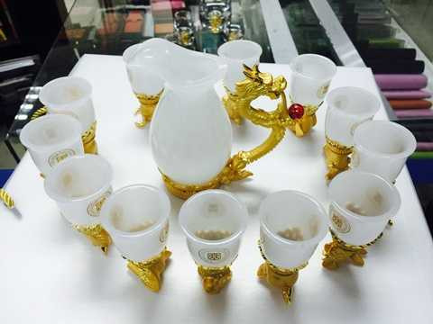 Bộ ly này được làm từ nguyên liệu là ngọc và phần trên được đúc đồng mạ vàng 24K