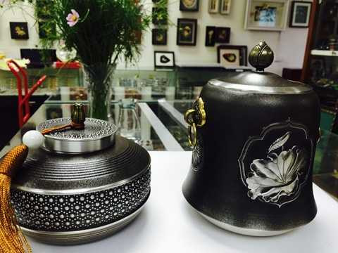 Bình trà tứ quý với 4 loại hoa khác nhau được in ở 4 mặt. 4 loại hoa này là Mai, Lan, Trúc, Cúc