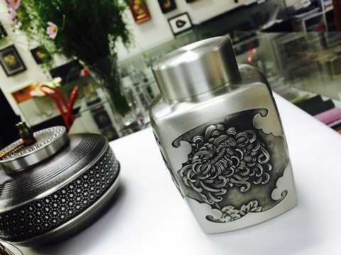 Bình trà điêu khắc bức tranh mùa xuân