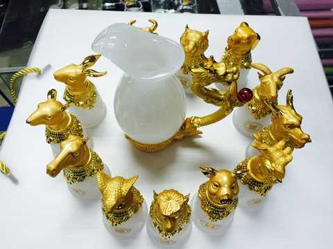 Điểm đặc biệt của bộ ly này là không chỉ dùng để trưng bày mà còn có thể sử dụng uống nhờ thiết kế cân bằng ba góc khiến cho chiếc ly có thể đứng vững