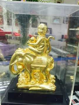 Tượng khỉ dát vàng cũng là một trong những quà độc của năm Bính Thân. Giá của chiếc tượng này khoảng 6 triệu đồng