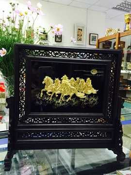 Tranh ngựa mạ vàng 24 tượng trưng cho may mắn, sung túc được nhiều đại gia lùng mua. Giá của sản phẩm này là 27 triệu đồng