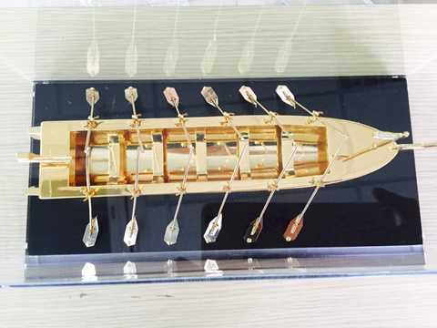 Con thuyền mạ vàng 24K là quà tặng được nhiều doanh nhân lựa chọn. 6 mái chèo mỗi bên tượng trưng cho tài lộc, sự chung sức, chung lòng