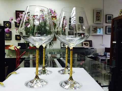 Đáy ly được chế tác thủ công, đòi hỏi sự tỉ mỉ. Công nghệ mài phẳng ở chân lý tạo cảm giác như 1 viên kim cương