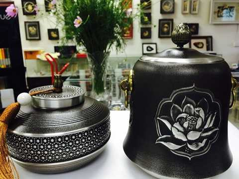 Bình trà đài hoa sen (trái) và bình trà hoa sen (phải)