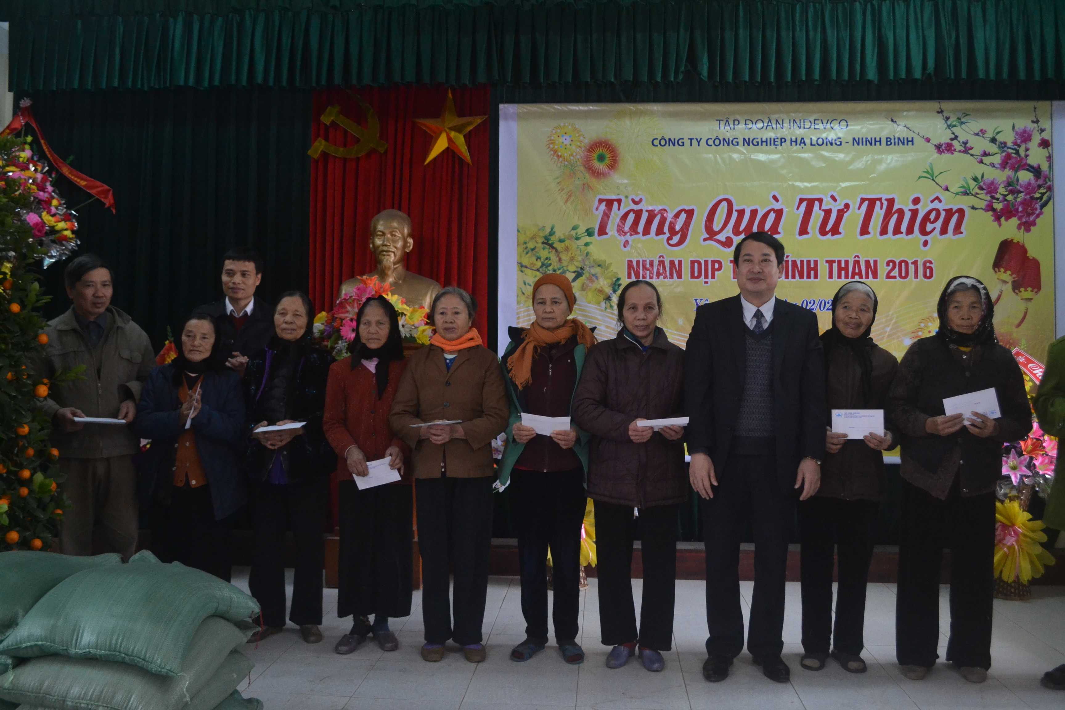 Ông Đinh Thanh Lam (Trợ lý Chủ tịch HĐQT Tập đoàn Indevco) và ông Mai Văn Tuất (Trưởng ban Dân vận Tỉnh ủy Ninh Bình) trao quà cho các hộ dân