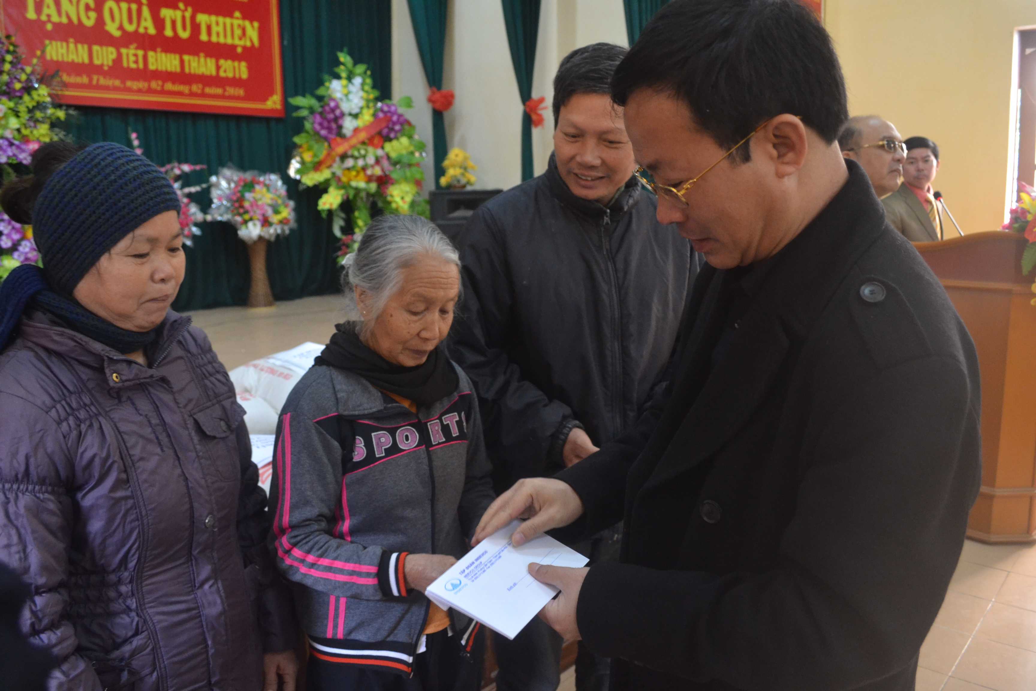 Ông Đỗ Thành Trung (Chủ tịch HĐQT kiêm TGĐ Tập đoàn Indevco) trao quà cho các hộ dân xã Khánh Thiện (yên Khánh, Ninh Bình).