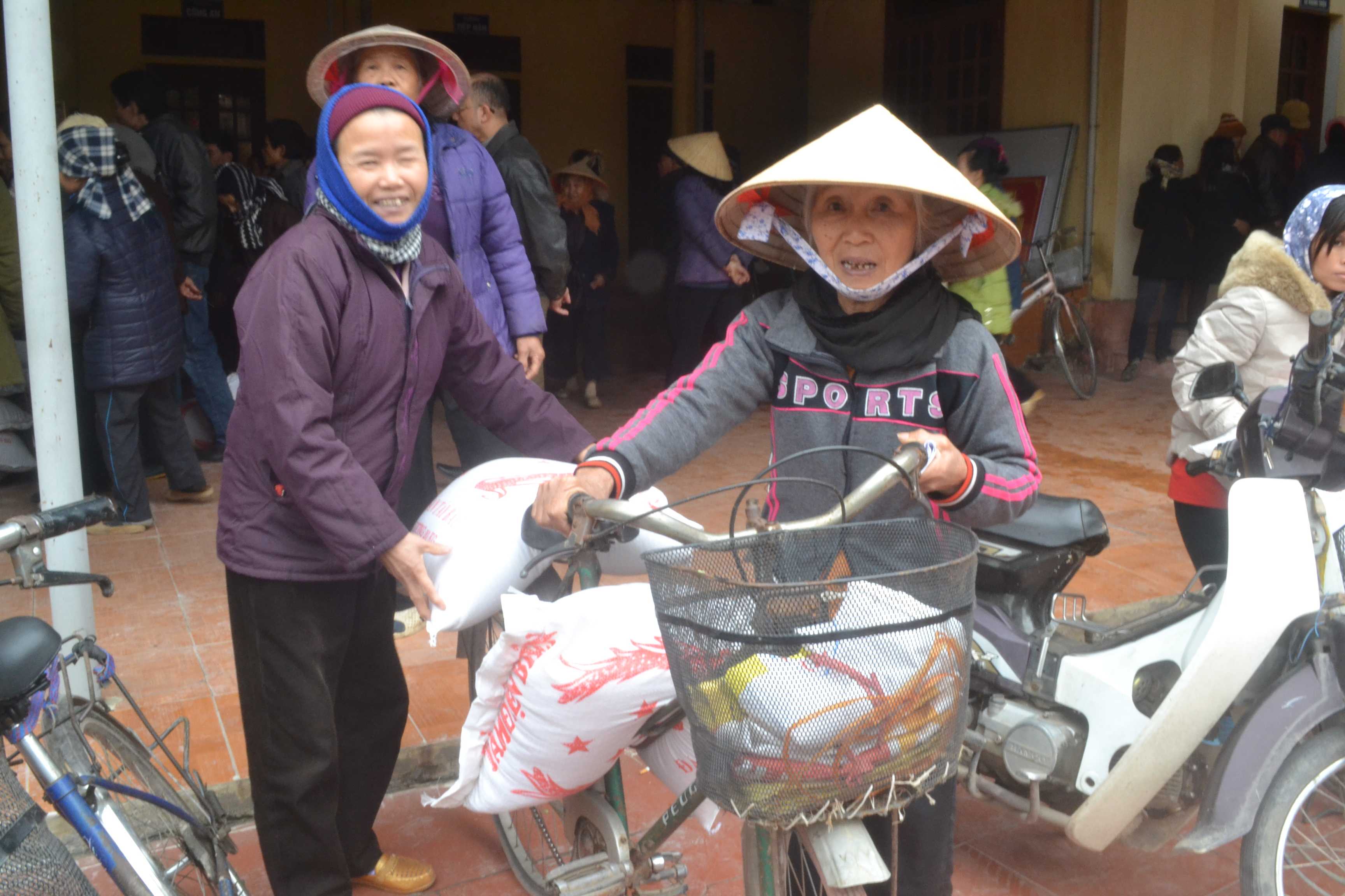 Niềm vui của người dân khi được nhận quà Tết