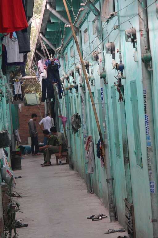 Hiện trường phòng trọ của nạn nhân nằm cuối dãy phòng trọ gồm nhiều phòng. ẢNH: BÁ SƠN