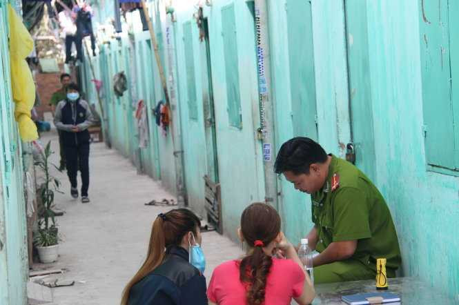 Công an lấy lời khai của các nhân chứng. ẢNH: BÁ SƠN