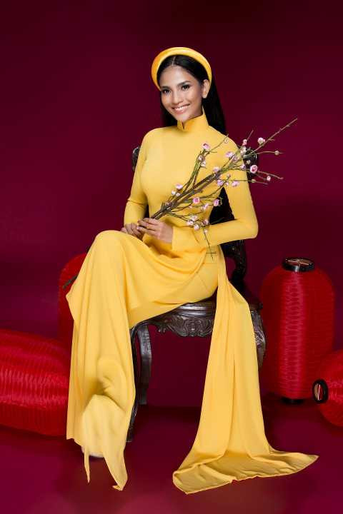 Trước đó, dù hiện là một trong những người đẹp đắt giá của showbiz nhưng Trương Thị May lại gần như “lẻ bóng” tại mọi sự kiện cũng như chụp ảnh.