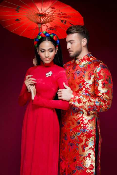 Sánh đôi cùng Trương Thị May, Marko vừa nam tính vừa bảnh bao trong trang phục áo dài Việt. 