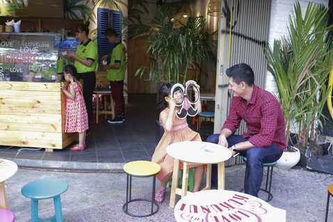 Năm 2015, được xem là năm khá thành công với MC, diễn viên Bình Minh khi anh liên tục được nhận những giải thưởng uy tín. Trong những bài phát biểu của mình, anh luôn dành những lời có cánh cho gia đình nhỏ và đặc biệt là bà xã của mình. Có thể nói, Bình Minh là mẫu người đàn ông đáng mơ ước của phái nữ. Năm 2015, được xem là năm khá thành công với MC, diễn viên Bình Minh khi anh liên tục được nhận những giải thưởng uy tín. Trong những bài phát biểu của mình, anh luôn dành những lời có cánh cho gia đình nhỏ và đặc biệt là bà xã của mình. Có thể nói, Bình Minh là mẫu người đàn ông đáng mơ ước của phái nữ.