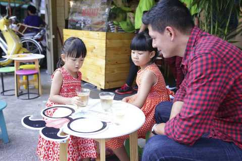 Hai cô công chúa nhỏ của Bình Minh rất hiếu động và đáng yêu. Hai cô công chúa nhỏ của Bình Minh rất hiếu động và đáng yêu.