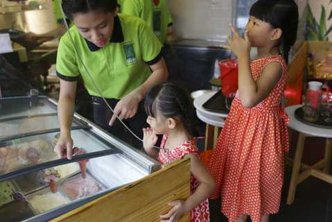 Cả hai đều sở hữu nét mặt giống nam diễn viên điển trai. Được biết, ngoài thời gian đi làm, Bình Minh đều dành hết thời gian rảnh cho cho đình. Cả hai đều sở hữu nét mặt giống nam diễn viên điển trai. Được biết, ngoài thời gian đi làm, Bình Minh đều dành hết thời gian rảnh cho cho đình.