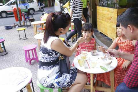 Bình Minh tận tay đút kem cho con gái nhỏ Bình Minh tận tay đút kem cho con gái nhỏ