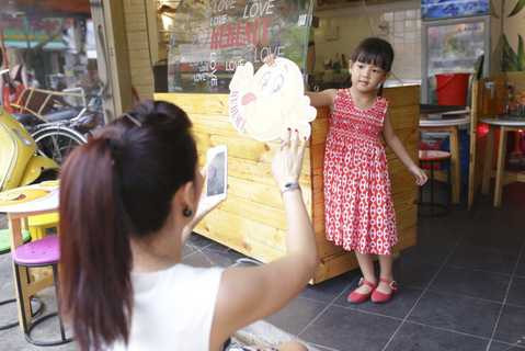 Cả hai mẹ con tranh thủ ghi lại khoảnh khắc đáng yêu