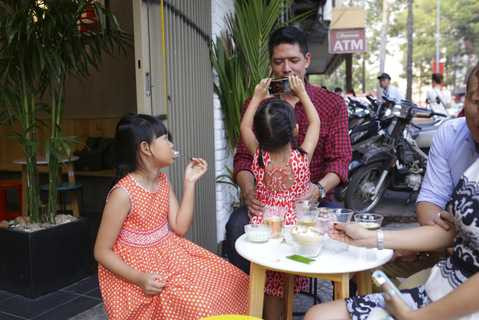 Cô công chúa nhỏ nhõng nhẽo trong vòng tay của Bình Minh