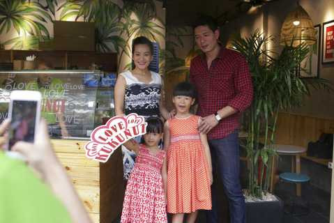 Bình Minh và gia đình nhở ra xe lên đường về nhà