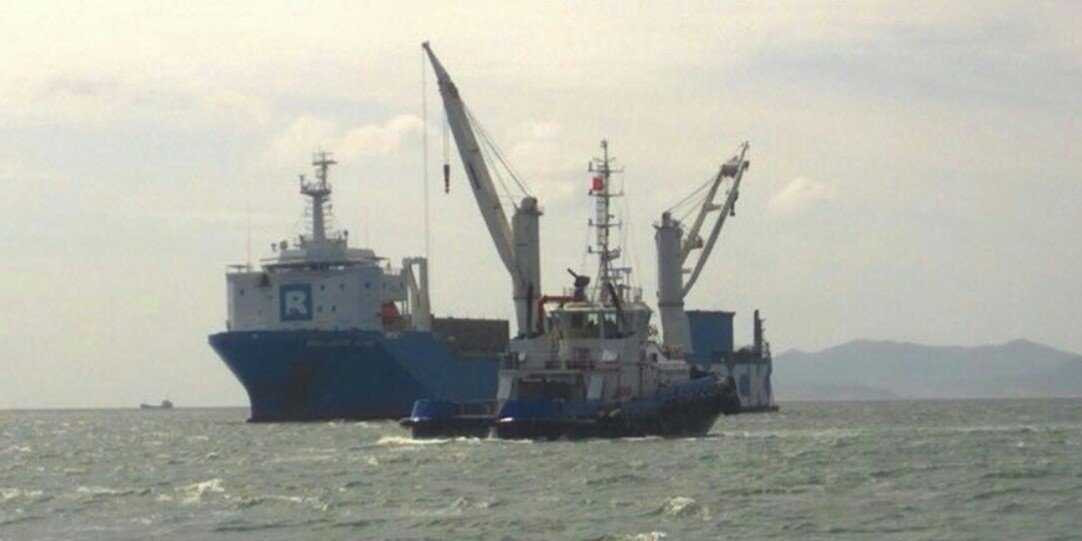 Dự kiến, sáng sớm 5.2, tàu mẹ sẽ được đánh chìm khoang hàng để hạ thủy tàu ngầm Kilo 186 - Đà Nẵng.