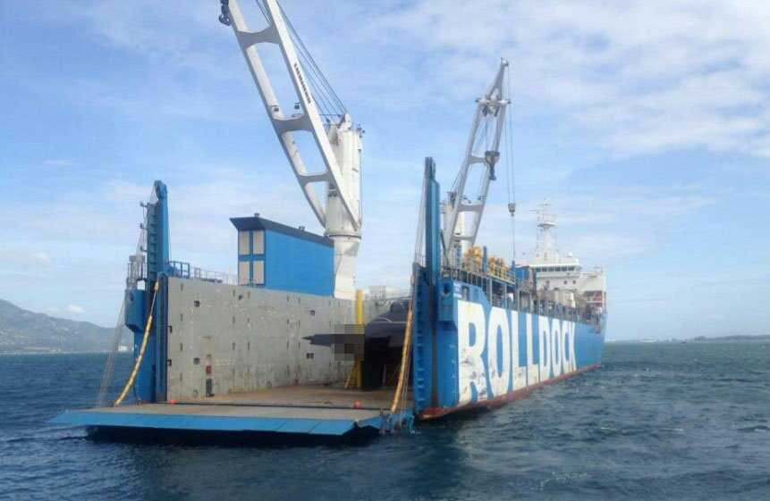 Cận cảnh tàu ngầm Đà Nẵng trên vịnh Cam Ranh