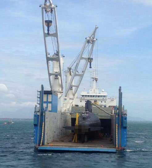 Cận cảnh tàu ngầm Đà Nẵng trên vịnh Cam Ranh