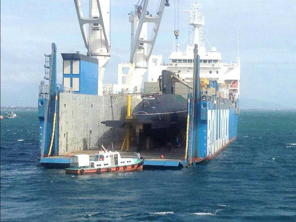 Cận cảnh tàu ngầm Đà Nẵng trên vịnh Cam Ranh