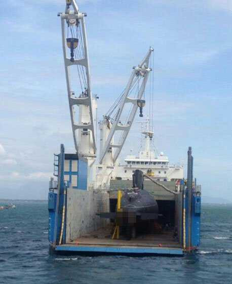 Cận cảnh tàu ngầm Đà Nẵng trên vịnh Cam Ranh