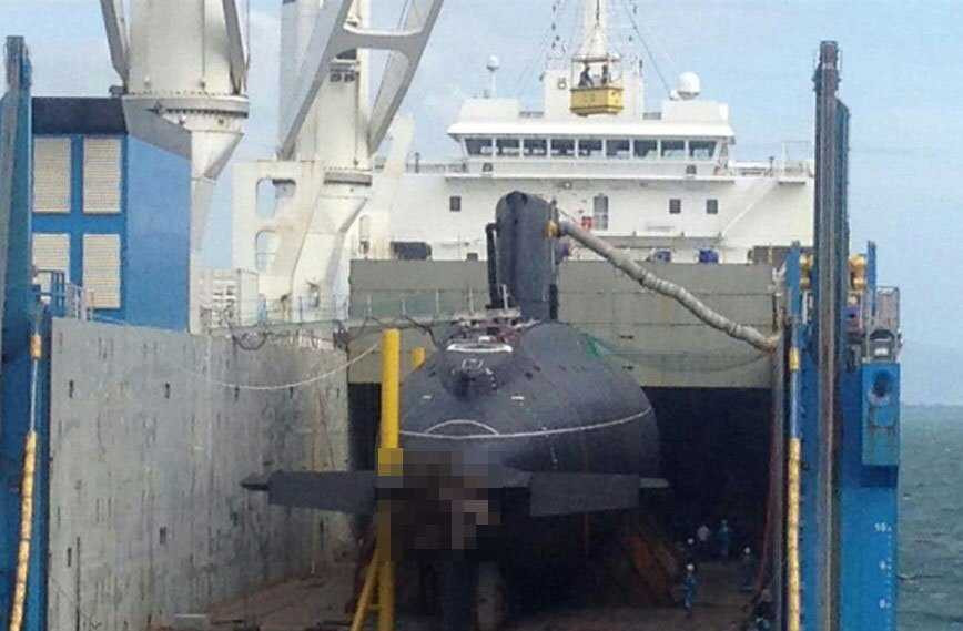 Cận cảnh tàu ngầm Đà Nẵng trên vịnh Cam Ranh