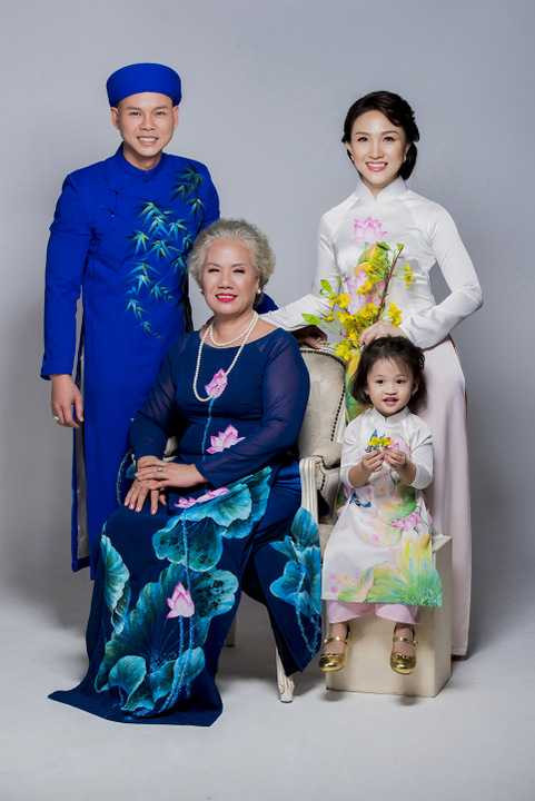 Cả gia đình chọn trang phục truyền thống áo dài để thể hiện ý tưởng nồng nàn không khí Tết. 
