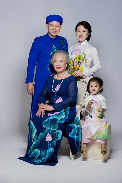 Nói về quyết định thực hiện bộ ảnh, Phan Đinh Tùng tâm sự, anh thích không khí cận Tết, là thời điểm gia đình quây quần bên nhau hạnh phúc. Anh trân trọng và muốn lưu giữ những khoảnh khắc đẹp bên con gái và gia đình. 