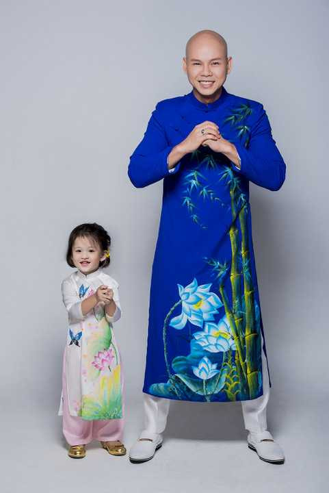 Và cùng nhân dịp đầu xuân, nam ca sĩ đã thực hiện bộ ảnh thời trang áo dài mang đậm không khí Tết để gửi tặng người hâm mộ.