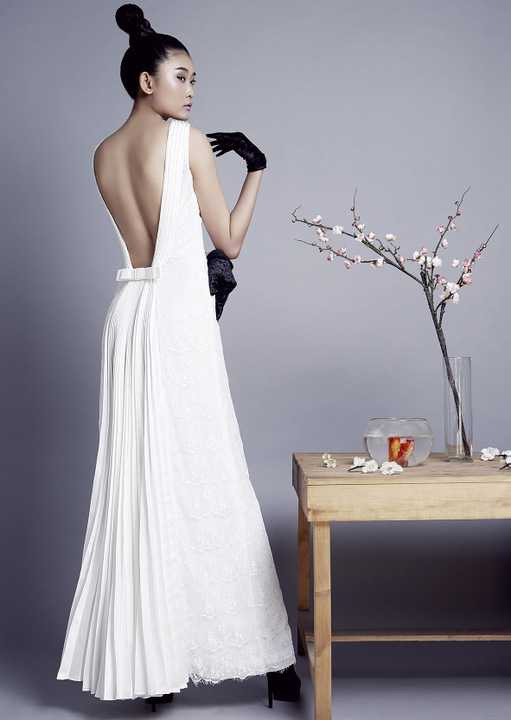 Bằng cách sử những những chi tiết hoa, lông vũ và pha lê đính kết cầu kì trên trang phục…các thiết kế mới nằm trong BST resort 2016 vừa đậm chất nữ tính, vừa thanh lịch.